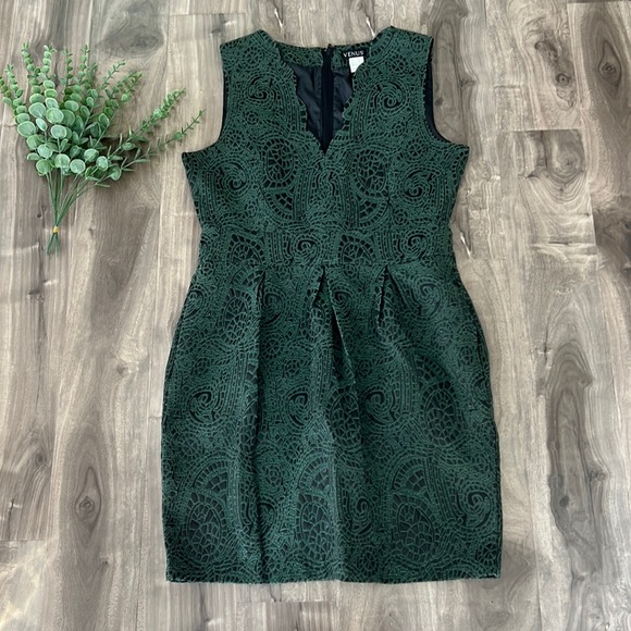 VENUS Dresses & Skirts - VENUS green patterned dress - like NEW - size 12 - 🎄